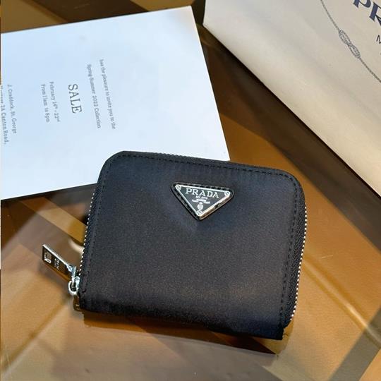 PRADA 財布