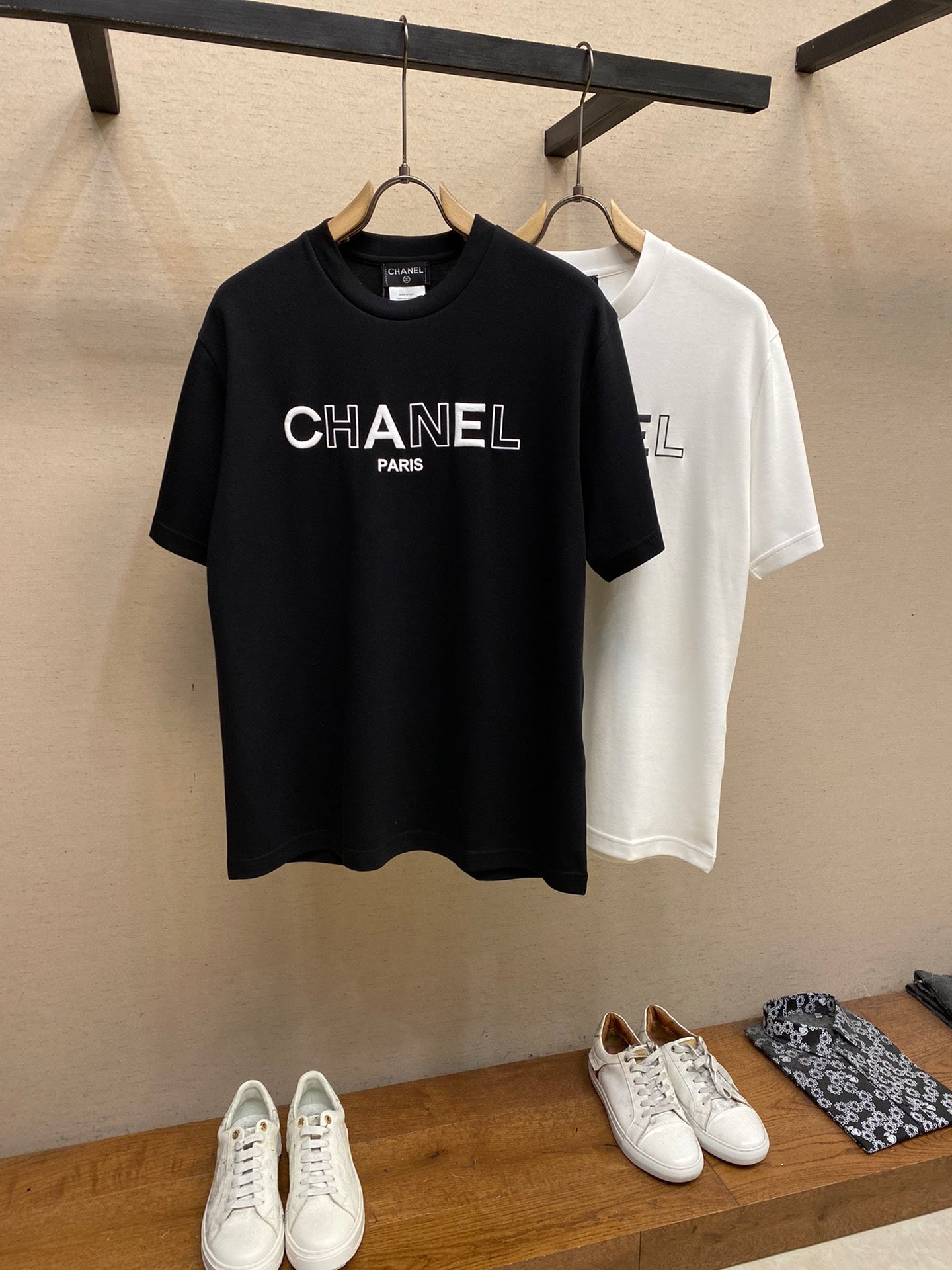 【初夏新作】同じモデルとシャネル立体ロゴ文字プリントTシャツ半袖の男性と女性