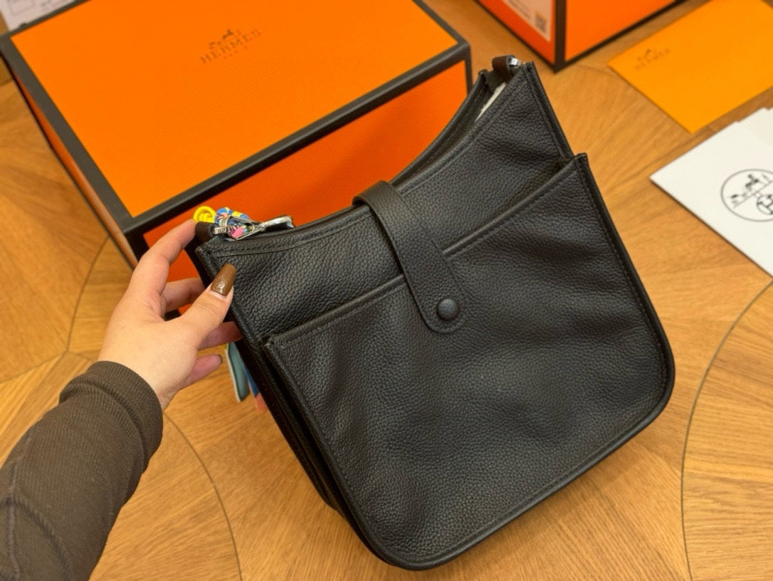 【国内発送】すぐ届く2023年製エルメスHERMES Evelyne TPM Black