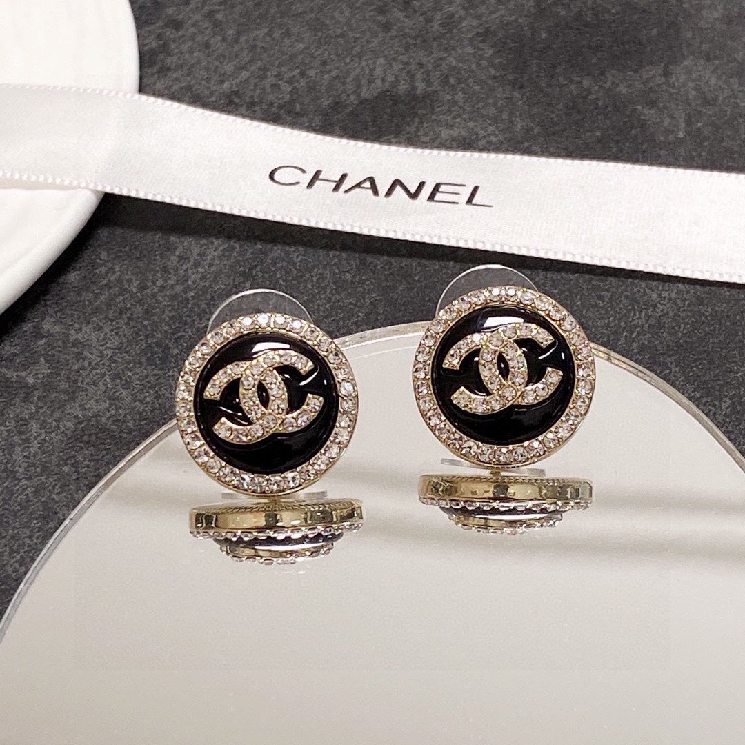 SALESシンプルな煌き☆普段使いしやすい☆【CHANEL】CCロゴピアス