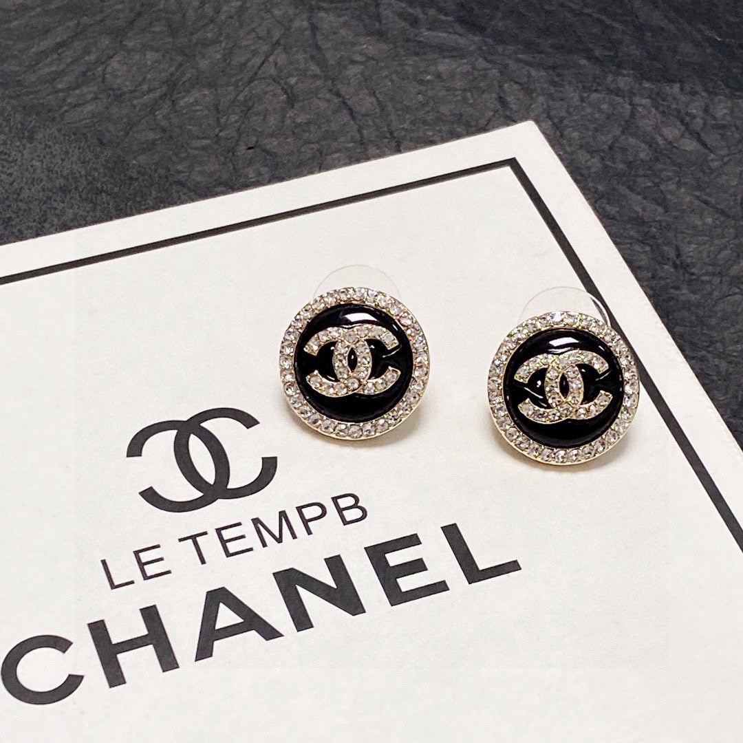 SALESシンプルな煌き☆普段使いしやすい☆【CHANEL】CCロゴピアス