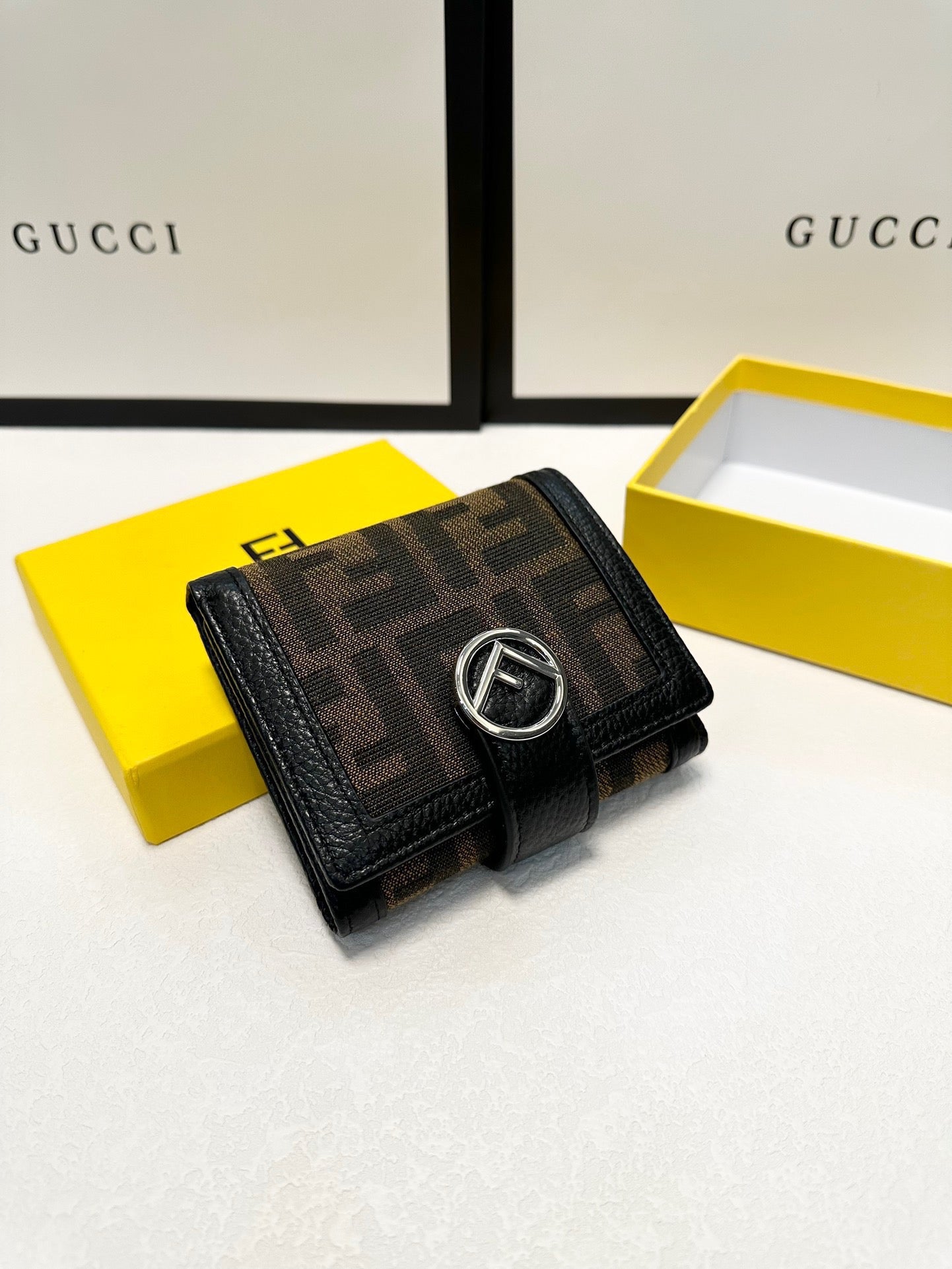 SALES 2024財布FENDI FFダイヤモンド 折りたたみ財布 三つ折り ウォレット