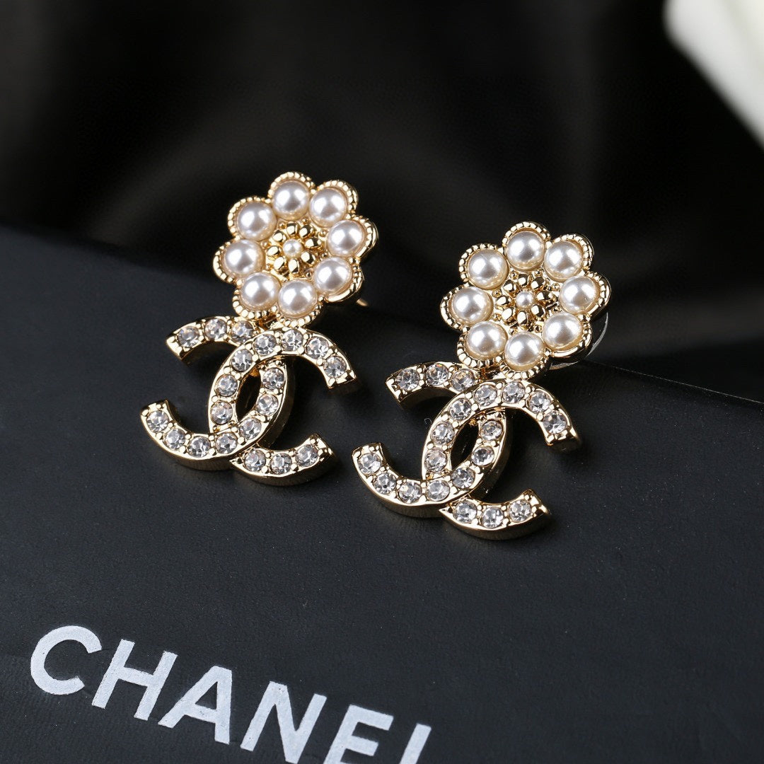 【すぐ届く】CHANEL フラワー・ロゴモチーフピアス ギフト包装可